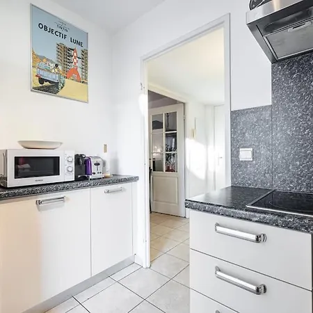 Central And Stylish 2 Bed Apt With Parking 아파트