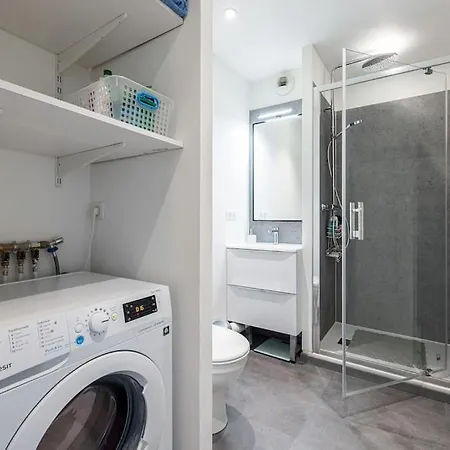 Central And Stylish 2 Bed Apt With Parking 아파트 *