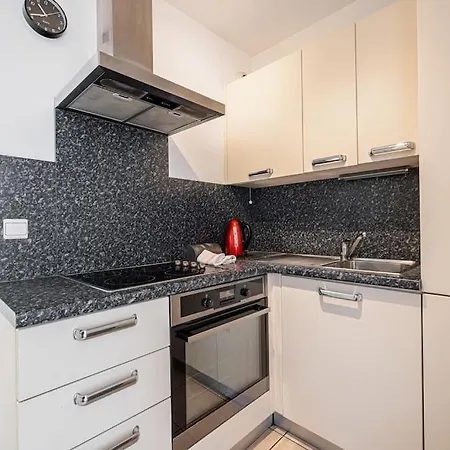 아파트 Central And Stylish 2 Bed Apt With Parking *