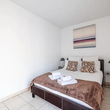 아파트 Central And Stylish 2 Bed Apt With Parking 앙티브
