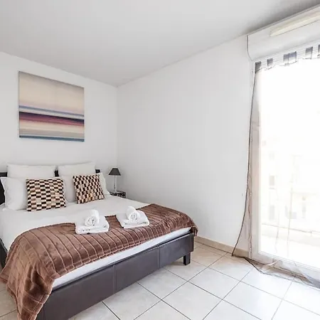 Central And Stylish 2 Bed Apt With Parking * 앙티브