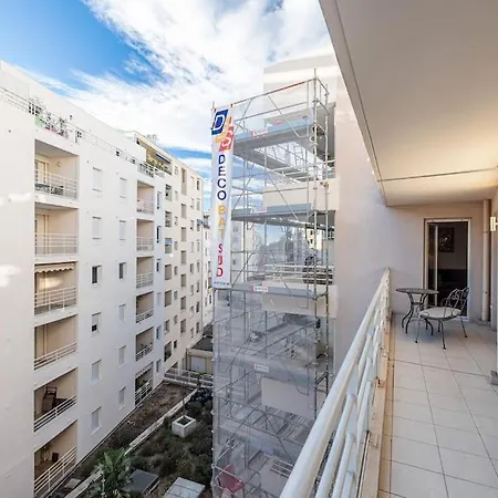 Central And Stylish 2 Bed Apt With Parking 아파트
