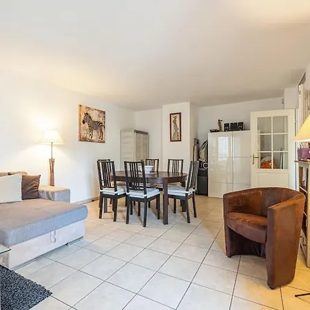 Central And Stylish 2 Bed Apt With Parking 아파트 *