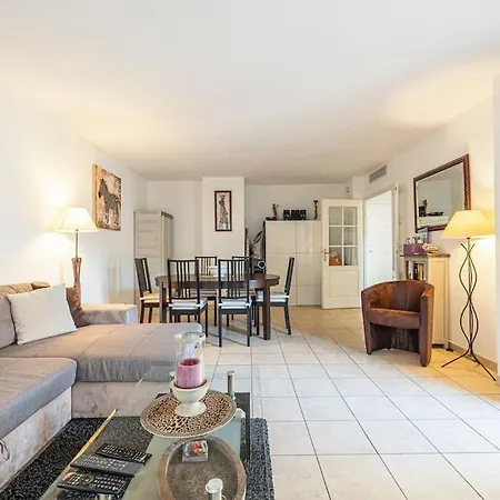 Central And Stylish 2 Bed Apt With Parking 앙티브