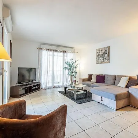 Central And Stylish 2 Bed Apt With Parking 아파트 *